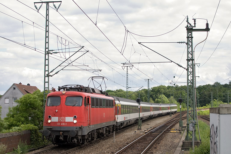 110 418 mit IC 186 bei km 16,8 (Juni 2012)