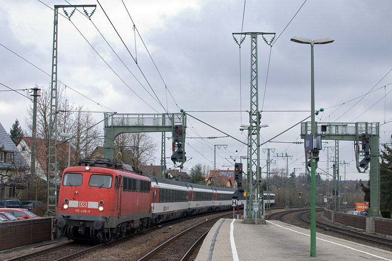 110 438 mit IC 183 bei km 16,6 (Februar 2012)