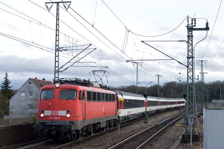 110 438 mit IC 186 bei km 16,8 (Januar 2012)