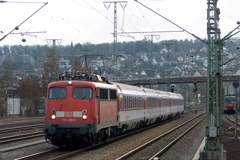 110 438 mit IC 186 bei km 16,0 (Februar 2012)