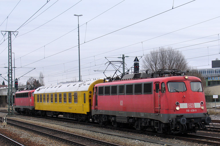 110 438 mit St 48123 bei km 15,6 (Februar 2012)
