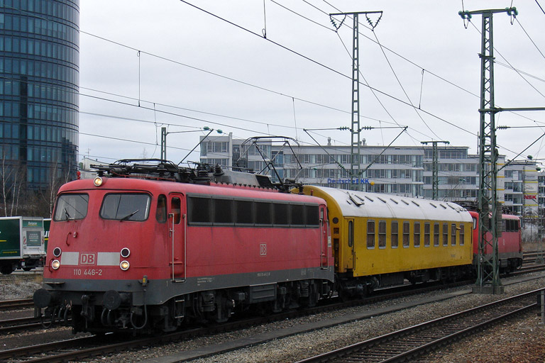 110 446 mit St 48124 bei km 15,6 (Februar 2012)