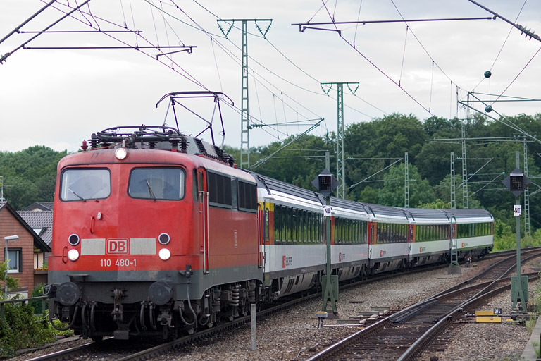 110 480 mit IC 182 bei km 16,8 (Juli 2012)