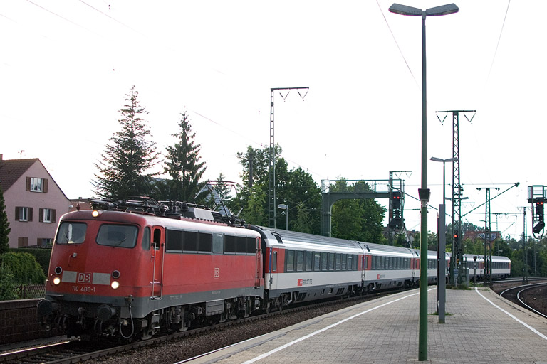 110 480 mit IC 285 bei km 16,8 (Juli 2012)