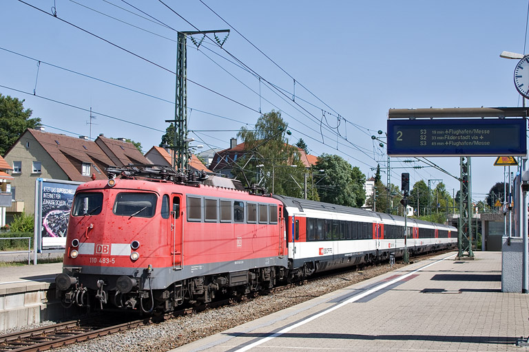 110 483 mit IC 185 bei km 15,6 (August 2012)
