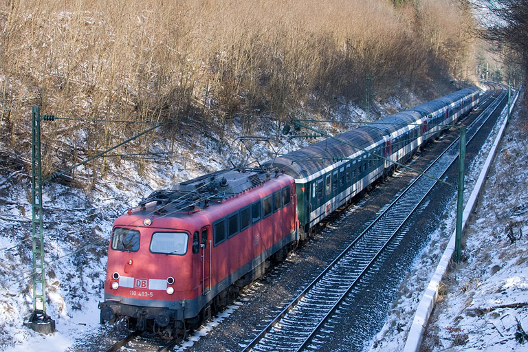110 483 mit IC 187 bei km 19,0 (Februar 2012)