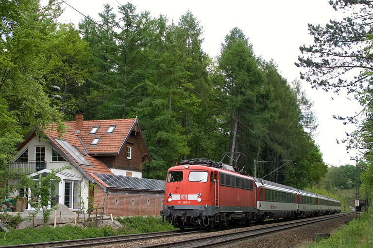 110 483 mit IC 187 bei km 18,2 (Mai 2012)