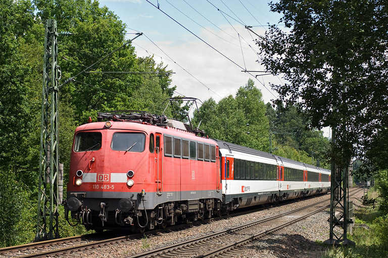 110 483 mit IC 187 bei km 22,2 (Juli 2012)