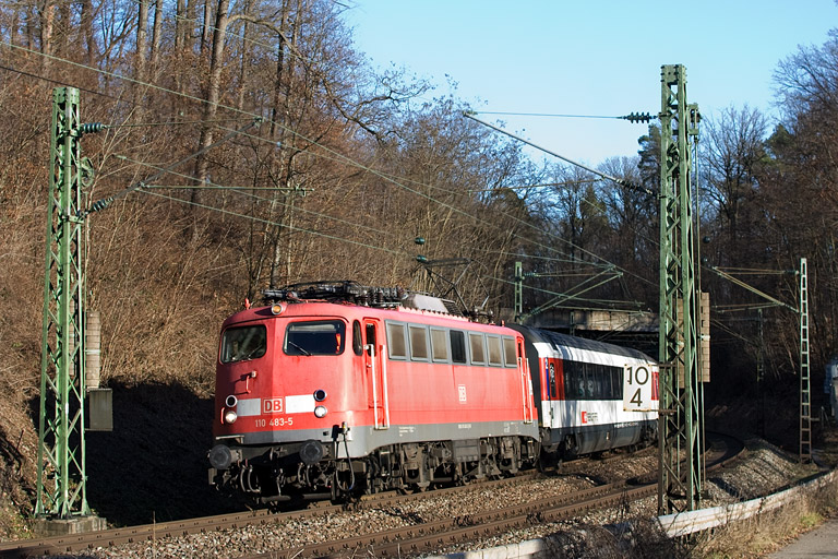 110 483 mit IC 187 bei km 10,4 (Dezember 2012)