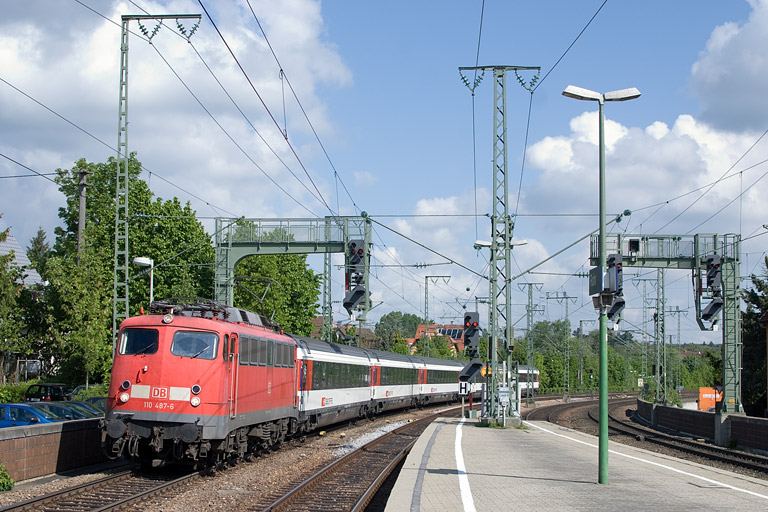110 487 mit IC 183 bei km 16,6 (Mai 2012)