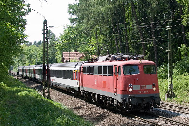110 487 mit IC 280 bei km 18,0 (Mai 2012)