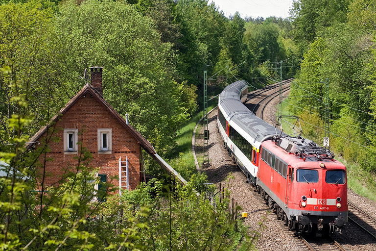 110 487 mit IC 282 bei km 19,2 (Mai 2012)