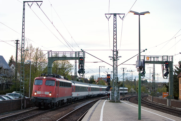 110 491 mit IC 285 bei km 16,6 (April 2012)
