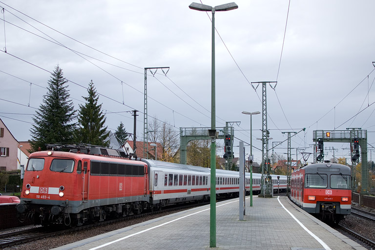 110 493 mit IC 1681 bei km 16,8 (November 2012)