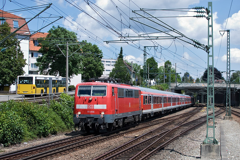 111 058 mit RE 19009 bei km 15,4 (Juni 2012)