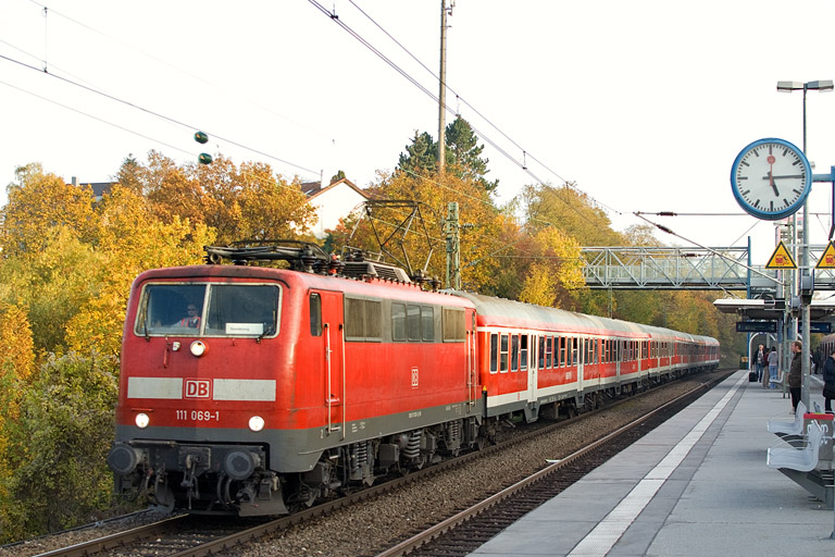 111 069 mit Lr 70675 bei km 14,2 (Oktober 2012)