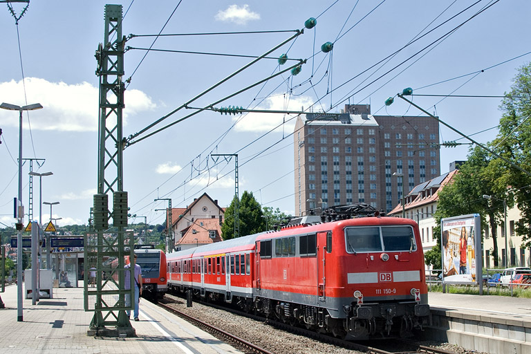 111 150 mit RE 19009 bei km 15,6 (Juni 2012)