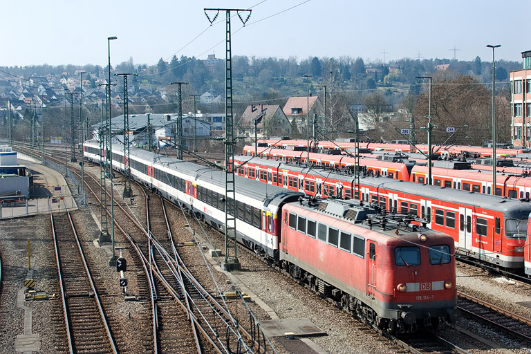 115 114 mit IC 280 bei km 16,0 (M&auml;rz 2012)