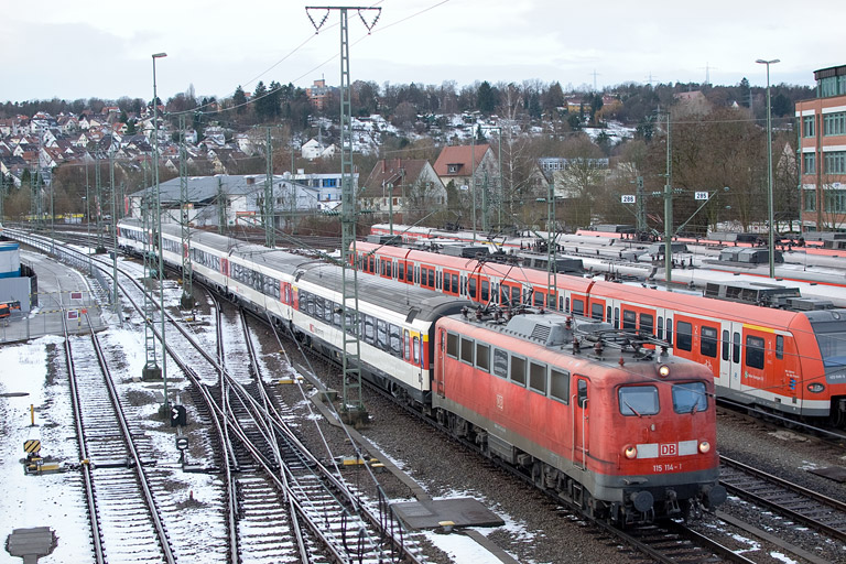 115 114 mit IC 284 bei km 16,0 (Dezember 2012)