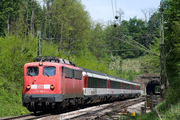 115 198 mit IC 187 bei km 18,0 (Mai 2012)