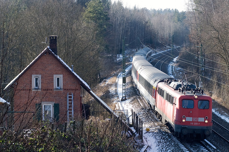 115 205 mit IC 280 bei km 19,2 (Februar 2012)
