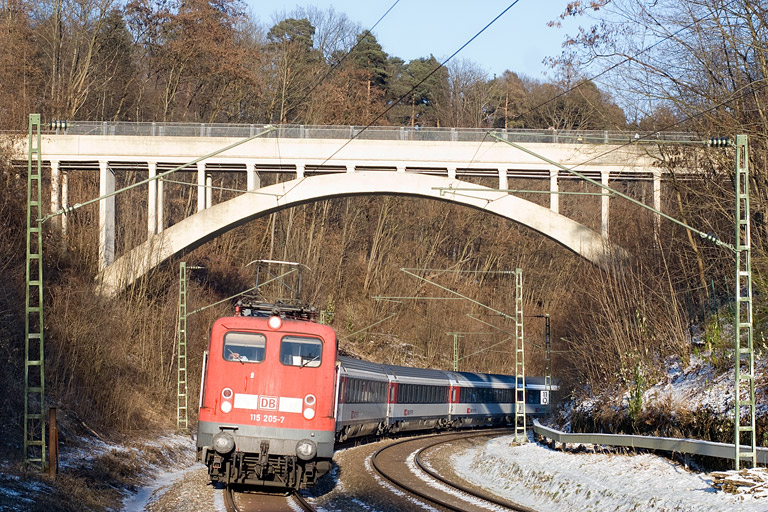 115 205 mit IC 281 bei km 11,0 (Februar 2012)