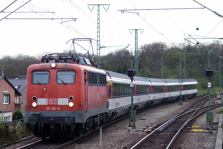 115 261 mit IC 182 bei km 16,8 (April 2012)
