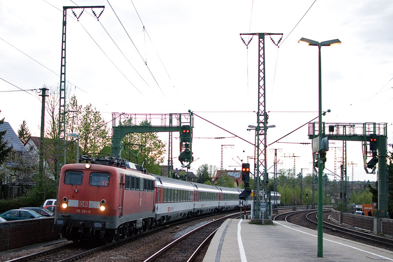 115 261 mit IC 285 bei km 16,6 (April 2012)