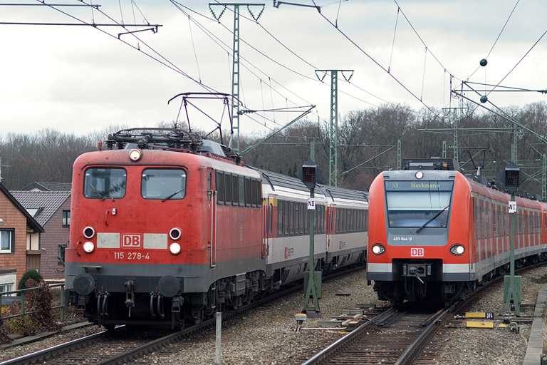 115 278 mit IC 280 und 423 844 als S3 bei km 16,8 (Februar 2012)