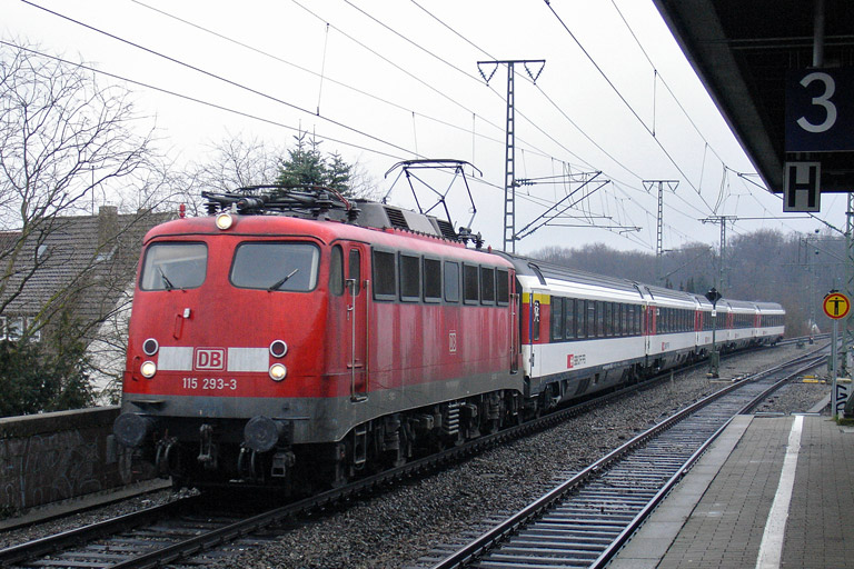 115 293 mit IC 282 bei km 16,8 (Januar 2012)