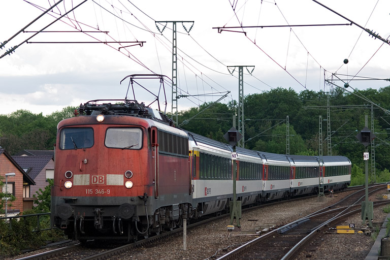 115 346 mit IC 182 bei km 16,8 (Mai 2012)