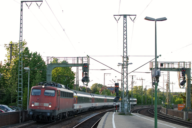 115 346 mit IC 285 bei km 16,6 (Mai 2012)