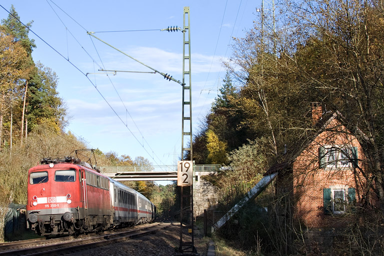 115 350 mit IC 1681 bei km 19,2 (November 2012)