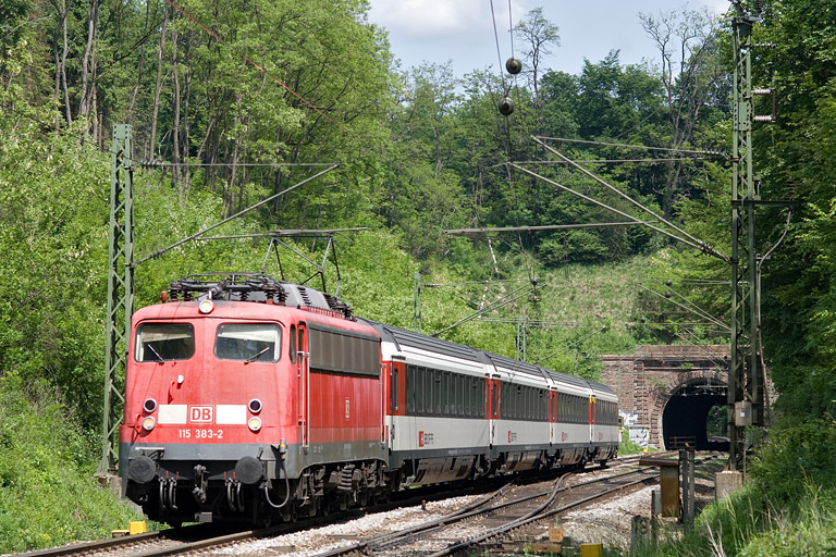 115 383 mit IC 187 bei km 18,0 (Mai 2012)