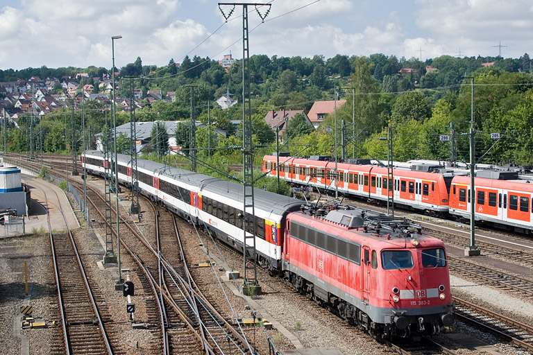 115 383 mit IC 282 bei km 16,0 (August 2012)