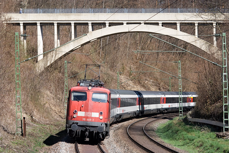 115 448 mit IC 187 bei km 11,0 (April 2012)