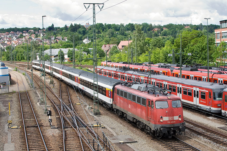 115 459 mit IC 282 bei km 16,0 (Juni 2012)