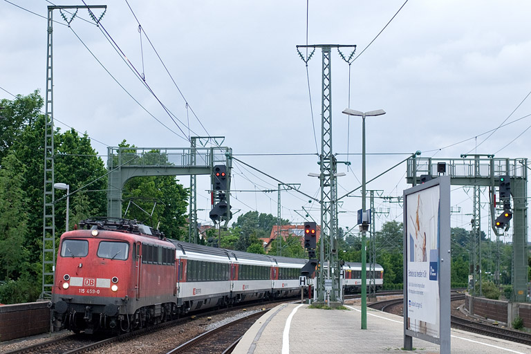 115 459 mit IC 285 bei km 16,6 (Mai 2012)
