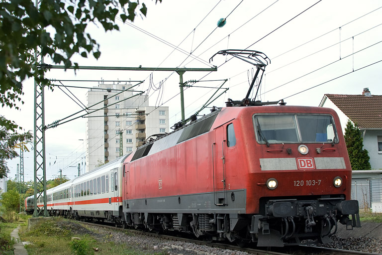 120 103 mit IC 1681 bei km 8,6 (Oktober 2012)