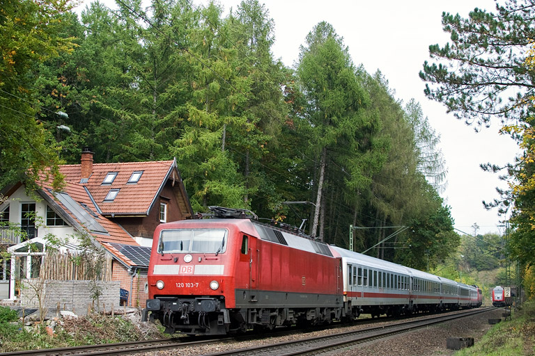 120 103 mit IC 1681 bei km 18,2 (Oktober 2012)