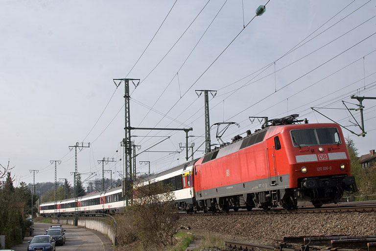 120 106 mit IC 284 bei km 16,6 (April 2012)