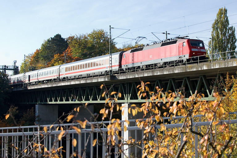 120 109 mit IC 1684 bei km 14,6 (Oktober 2012)