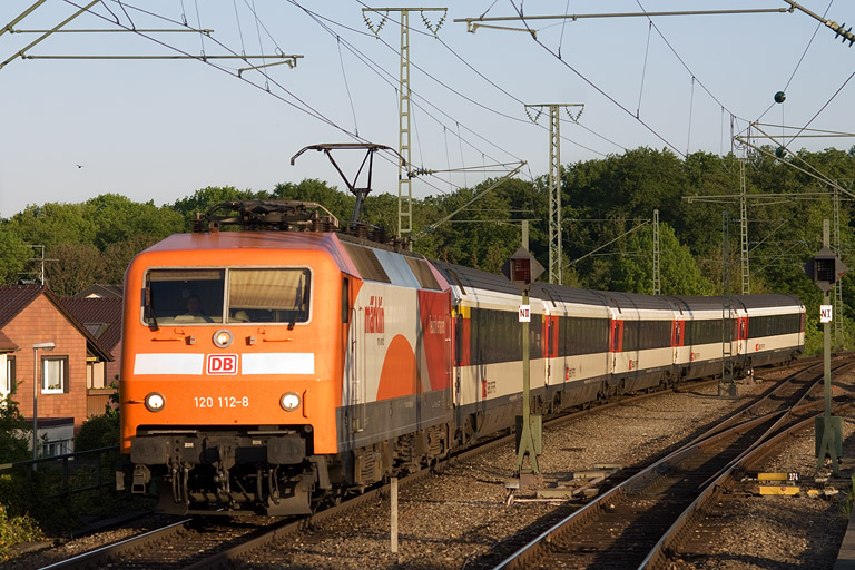 120 112 mit IC 182 bei km 16,8 (Mai 2012)