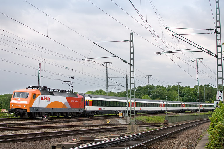 120 112 mit IC 184 bei km 17,0 (Mai 2012)