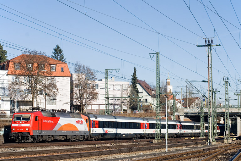 120 112 mit IC 185 bei km 15,4 (Dezember 2012)