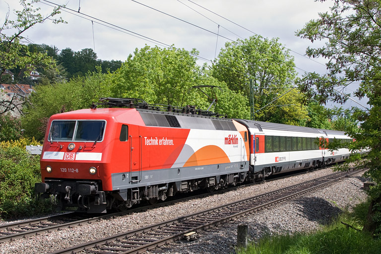 120 112 mit IC 185 bei km 11,8 (Mai 2012)