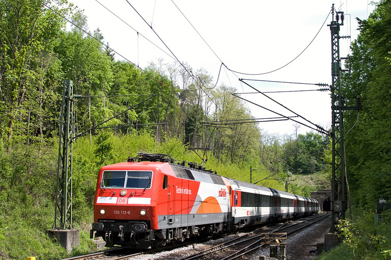 120 112 mit IC 185 bei km 18,0 (Mai 2012)
