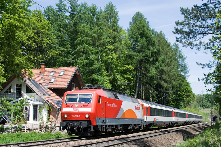 120 112 mit IC 187 bei km 18,2 (Mai 2012)
