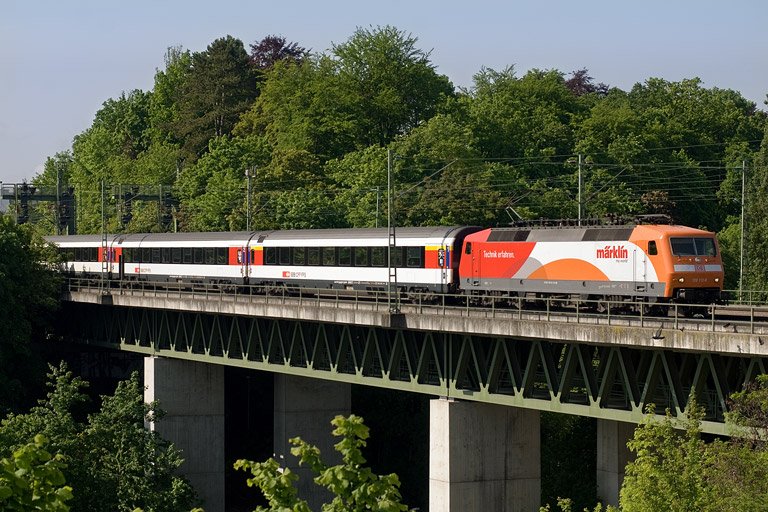 120 112 mit IC 284 bei km 14,6 (Mai 2012)