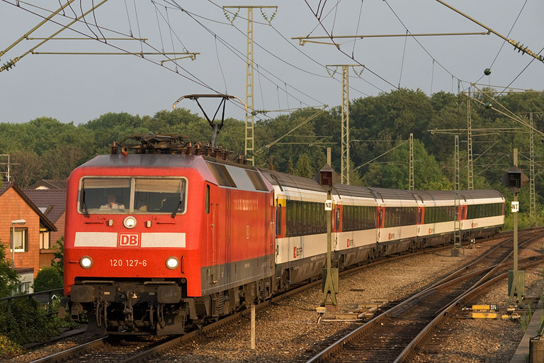 120 127 mit IC 182 bei km 16,8 (Mai 2012)